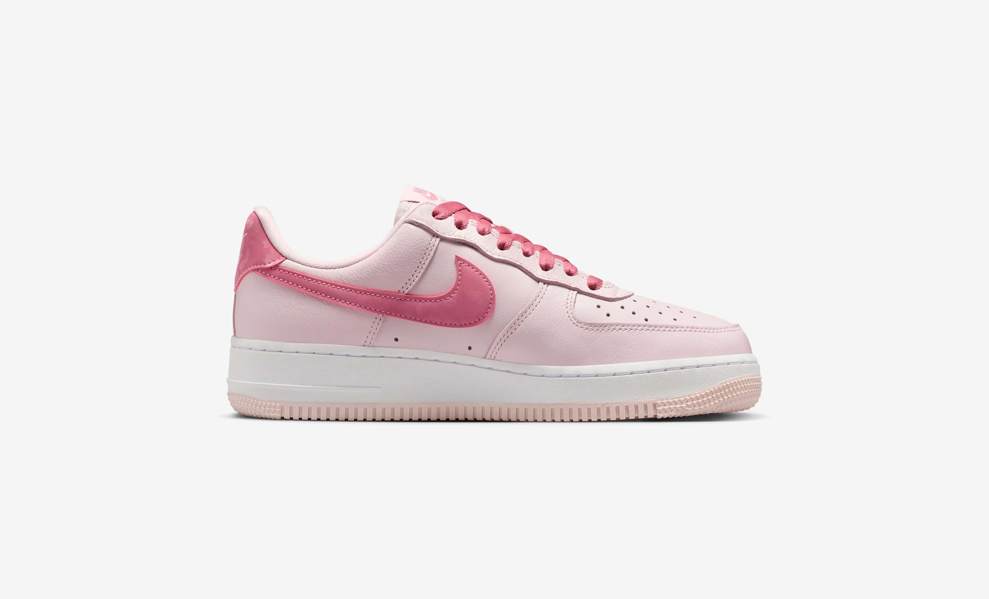 Tênis Nike Air Force 1 07 Feminino — presente namorada Dia dos Namorados 2026